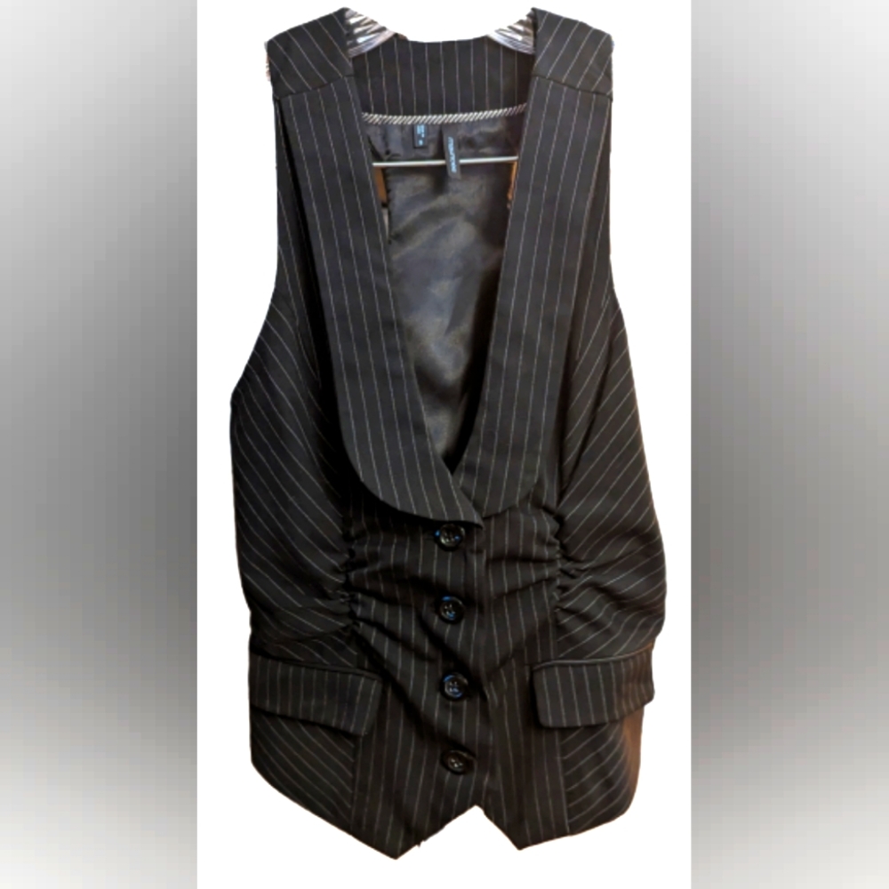 EUC Maurice's blk/white pinstripe bottom front faux flap pockets racer back